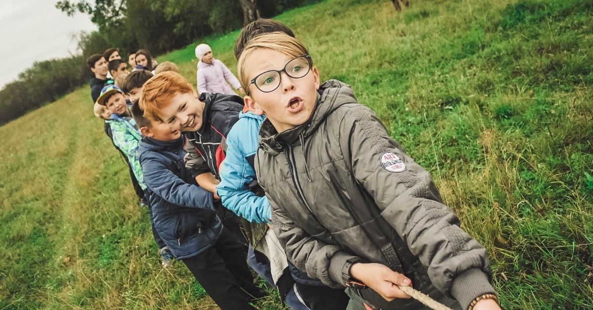 kids playing tug of war