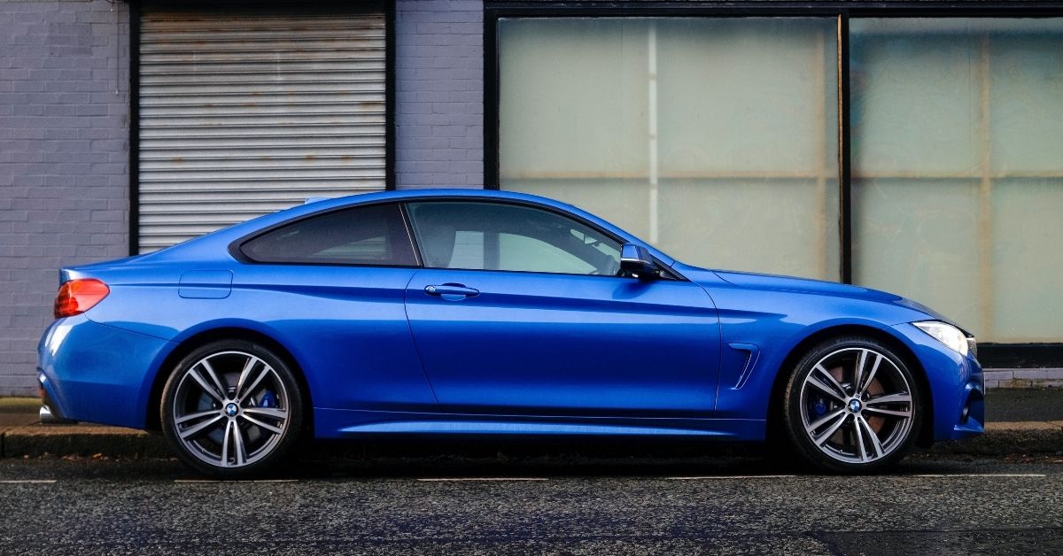 an profile view of an empty blue car symbolising a driverless car