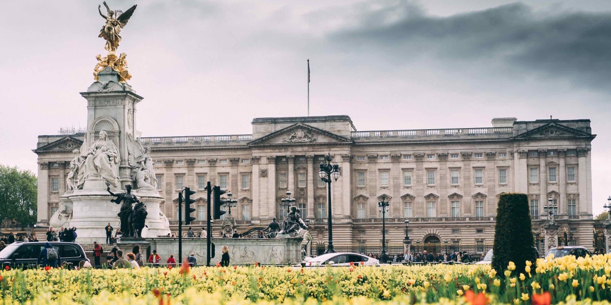 wide and distant shot of Buckingham Palace