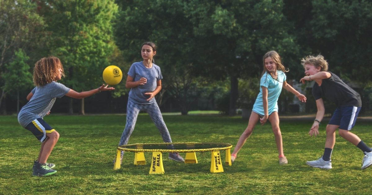 4 kids play with a ball